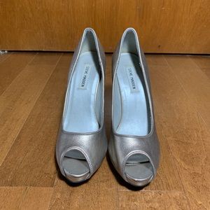 Gorgeous Steve Madden Pewter Pumps